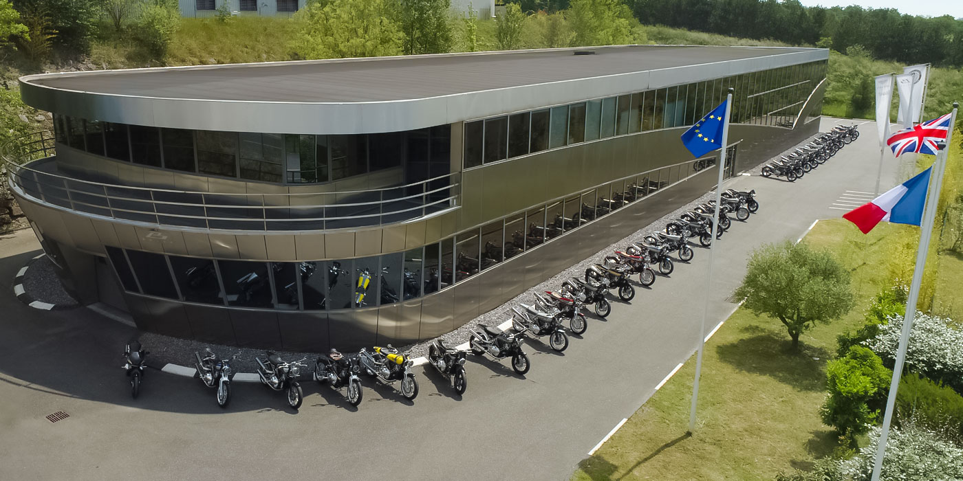 Brough Superior | ブラフシューペリア : ファクトリー。熟練の職人が情熱と誇りを注ぎ、一台ごとに丹念に仕上げる工房。伝統技巧と最新技術が融合する創造の現場。