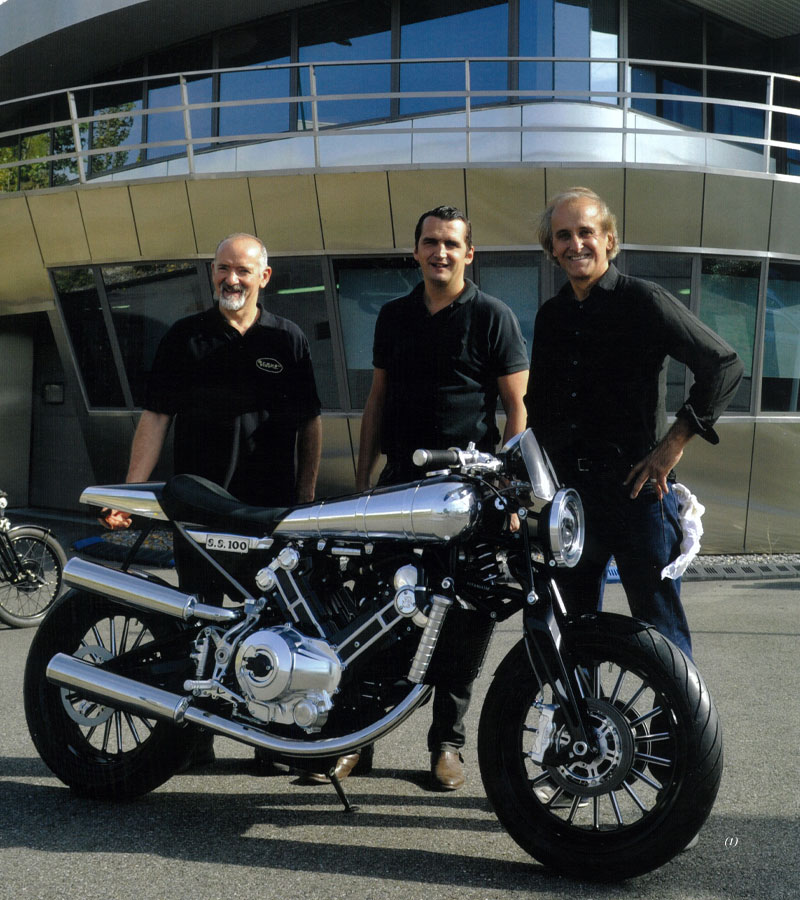 Brough Superior | ブラフシューペリア : ファクトリー。熟練の職人が情熱と誇りを注ぎ、一台ごとに丹念に仕上げる工房。伝統技巧と最新技術が融合する創造の現場。