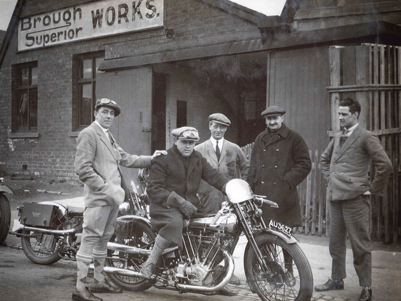 Brough Superior | ブラフシューペリア : ファクトリー。熟練の職人が情熱と誇りを注ぎ、一台ごとに丹念に仕上げる工房。伝統技巧と最新技術が融合する創造の現場。