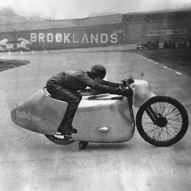 Brough Superior | ブラフシューペリア : エリック ファーニホウ。1937年に平均速度273.25km/hで世界最速を獲得した孤高のライダーとブランドの物語。