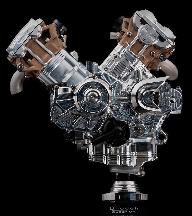 Brough Superior | ブラフシューペリア : ファクトリー。熟練の職人が情熱と誇りを注ぎ、一台ごとに丹念に仕上げる工房。伝統技巧と最新技術が融合する創造の現場。