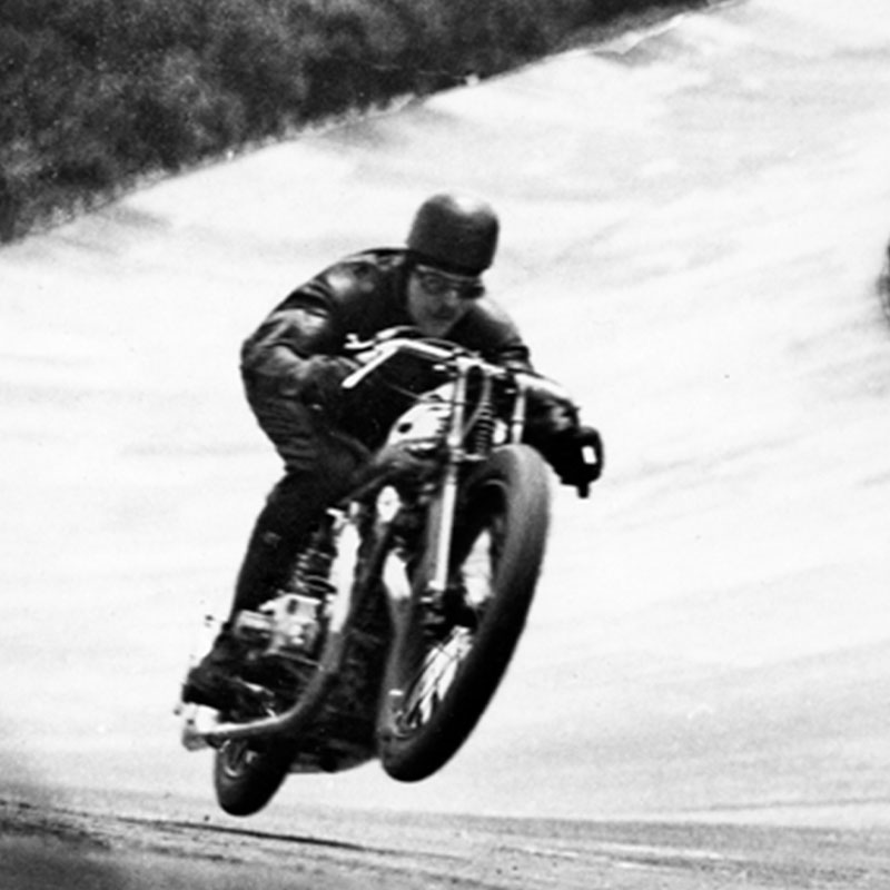 Brough Superior | ブラフシューペリア : エリック ファーニホウ。1937年に平均速度273.25km/hで世界最速を獲得した孤高のライダーとブランドの物語。