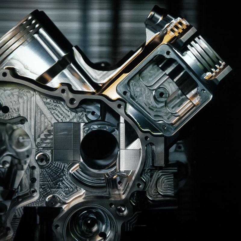 Brough Superior | ブラフシューペリア : ファクトリー。熟練の職人が情熱と誇りを注ぎ、一台ごとに丹念に仕上げる工房。伝統技巧と最新技術が融合する創造の現場。