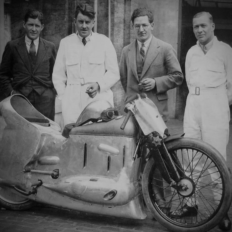 Brough Superior | ブラフシューペリア : エリック ファーニホウ。1937年に平均速度273.25km/hで世界最速を獲得した孤高のライダーとブランドの物語。