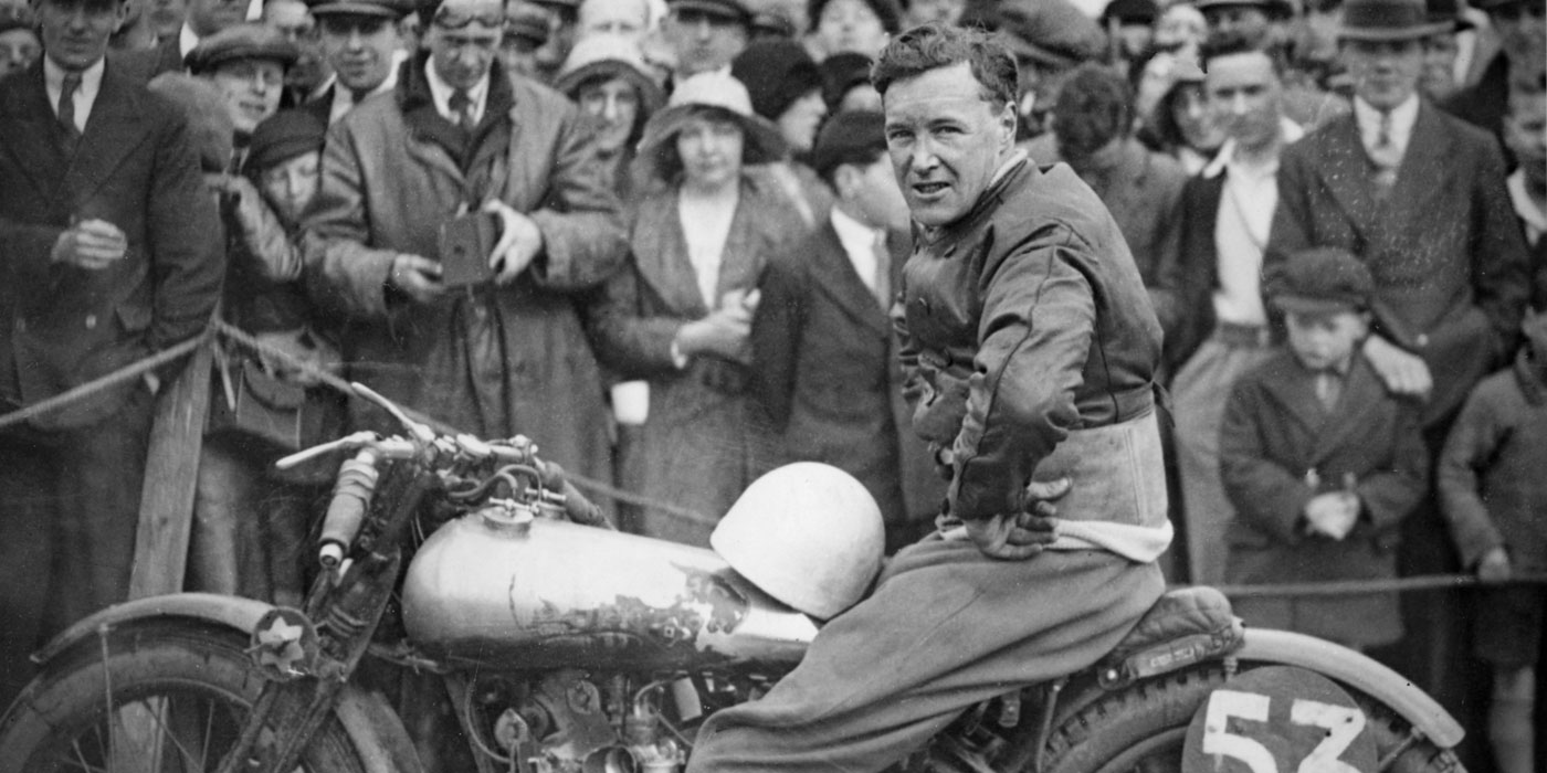 Brough Superior | ブラフシューペリア : バート ル バック。1920年代に世界最速を記録し、ブランドの名を不滅のものとした伝説のライダー兼エンジニア。