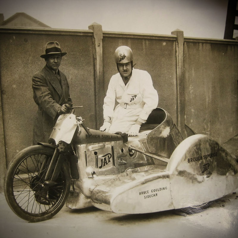 Brough Superior | ブラフシューペリア : エリック ファーニホウ。1937年に平均速度273.25km/hで世界最速を獲得した孤高のライダーとブランドの物語。