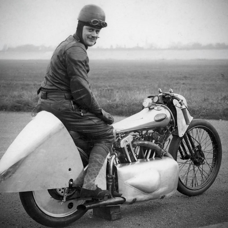 Brough Superior | ブラフシューペリア : エリック ファーニホウ。1937年に平均速度273.25km/hで世界最速を獲得した孤高のライダーとブランドの物語。