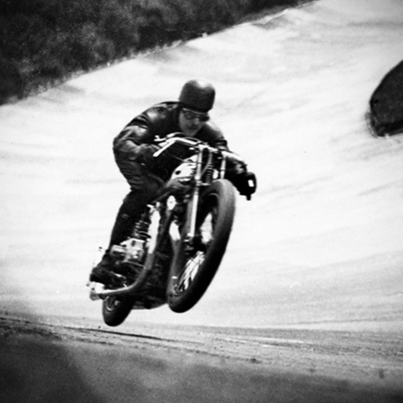 Brough Superior | ブラフシューペリア : ファクトリー。熟練の職人が情熱と誇りを注ぎ、一台ごとに丹念に仕上げる工房。伝統技巧と最新技術が融合する創造の現場。