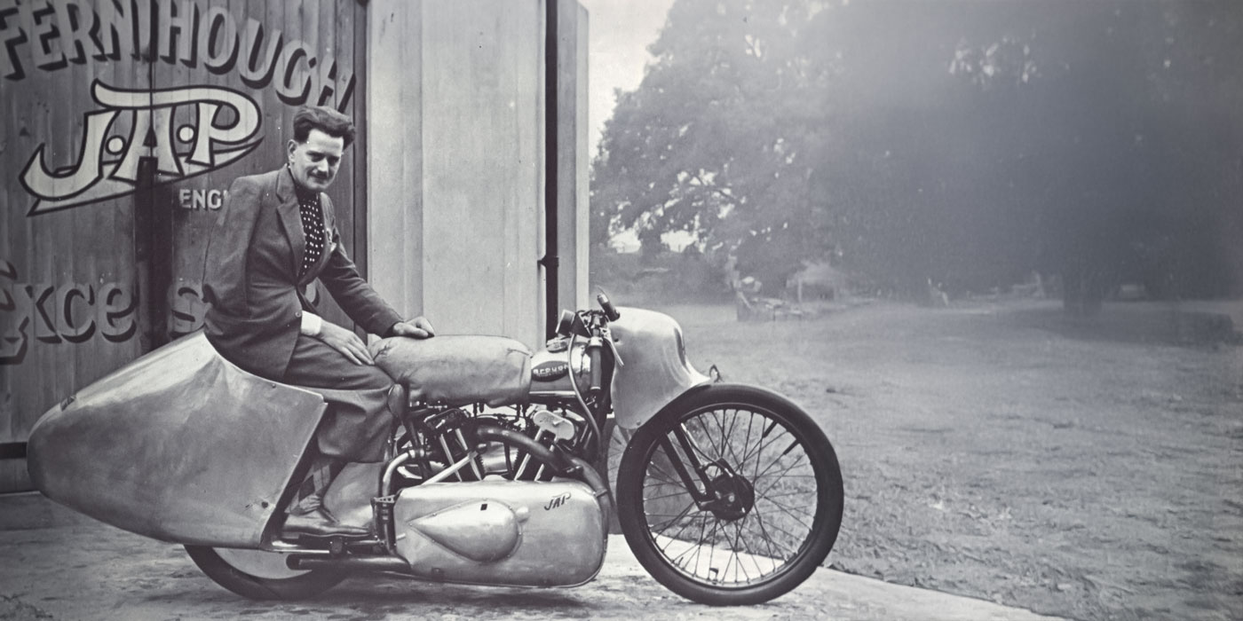 Brough Superior | ブラフシューペリア : エリック ファーニホウ。1937年に平均速度273.25km/hで世界最速を獲得した孤高のライダーとブランドの物語。