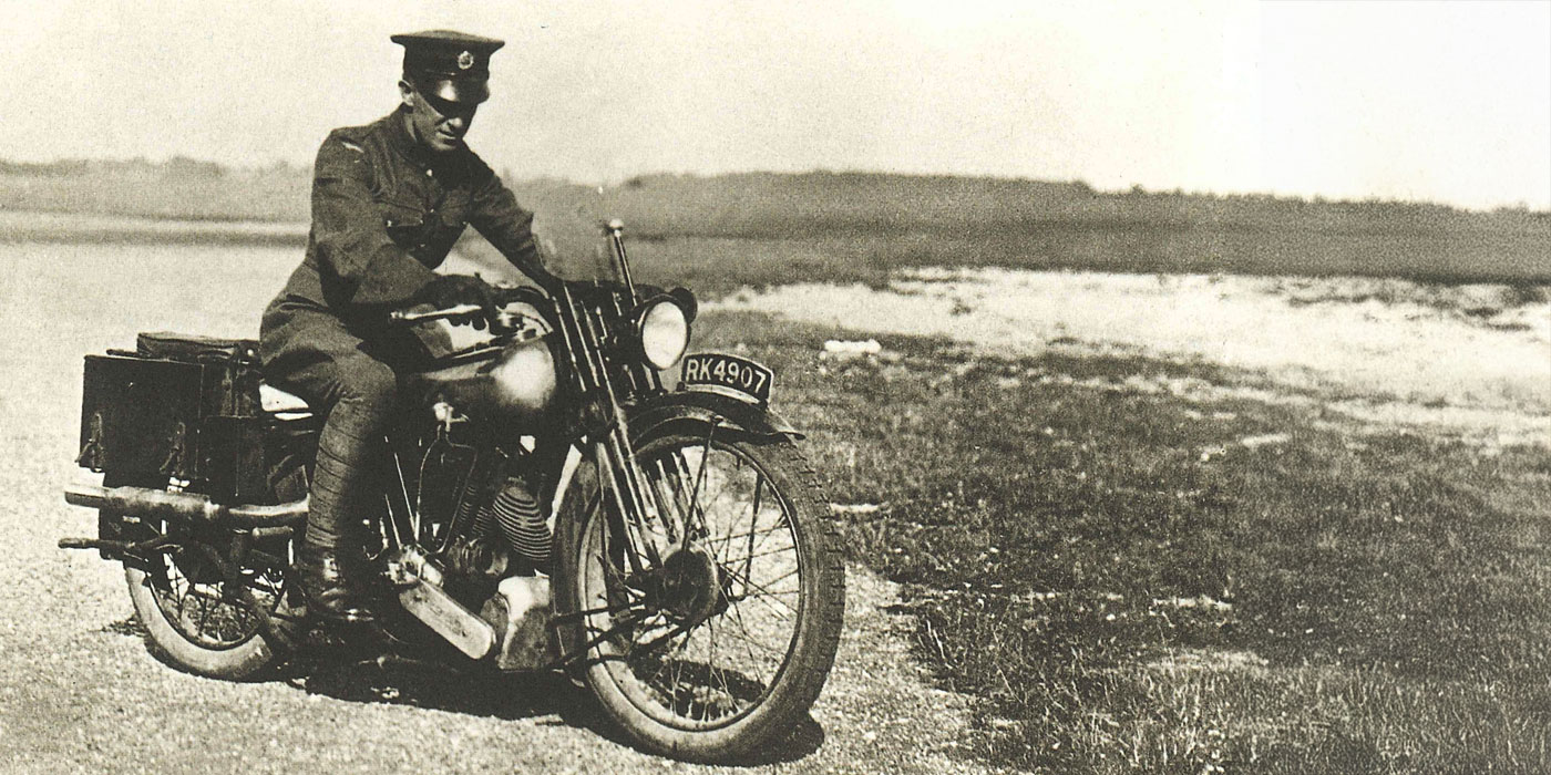 Brough Superior | ブラフシューペリア : T.E.ロレンス。S.S.100との深い絆により、速さと美しさを兼ね備えた愛機は自由への憧れを体現した。