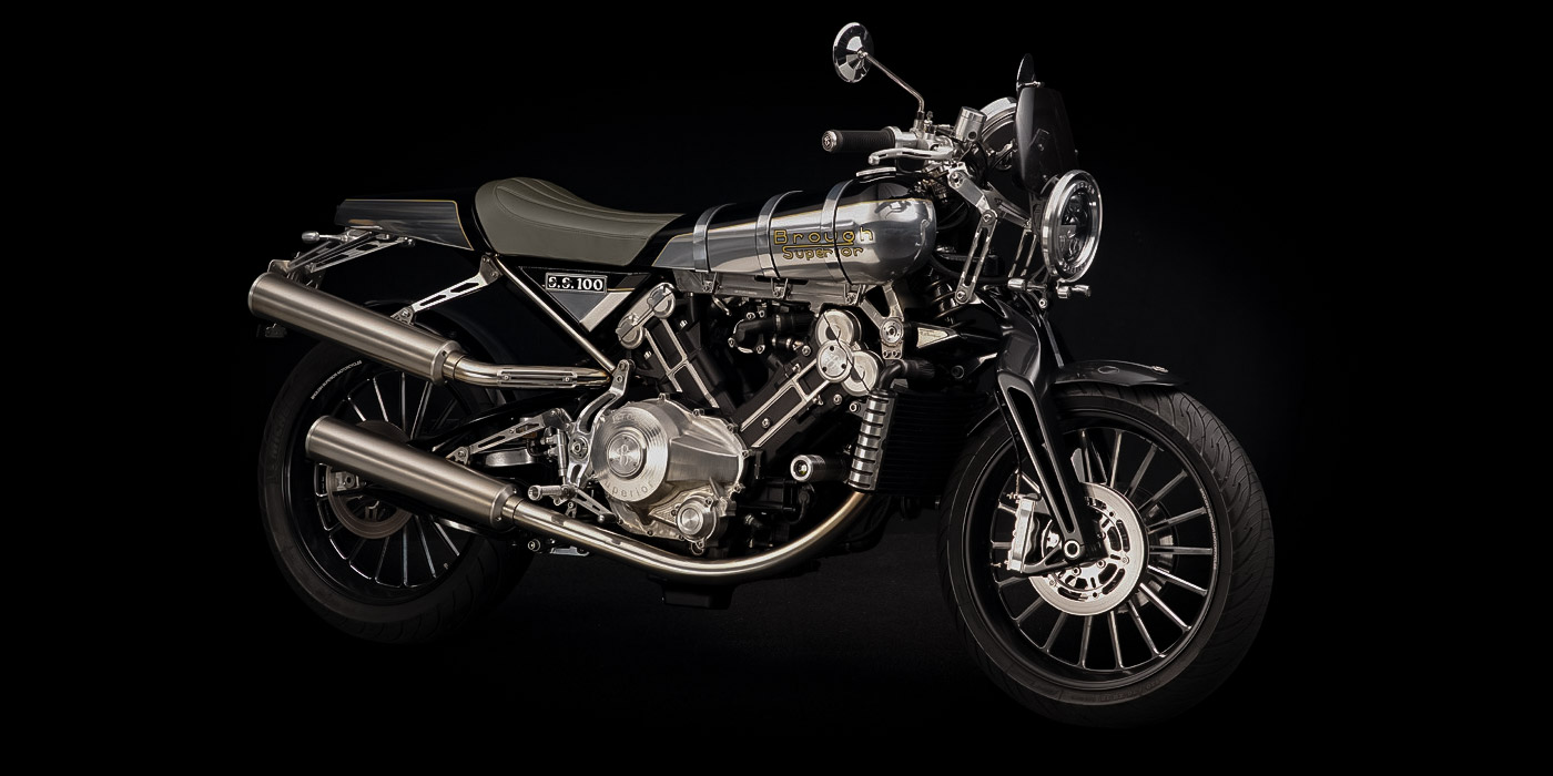 Brough Superior | ブラフシューペリア : ブラフシューペリアの名を世界に刻んだ象徴的モデル「S.S.100」。伝統美と最新技術が融合した至高の一台が、妥協なき理想を現代に映し出す。