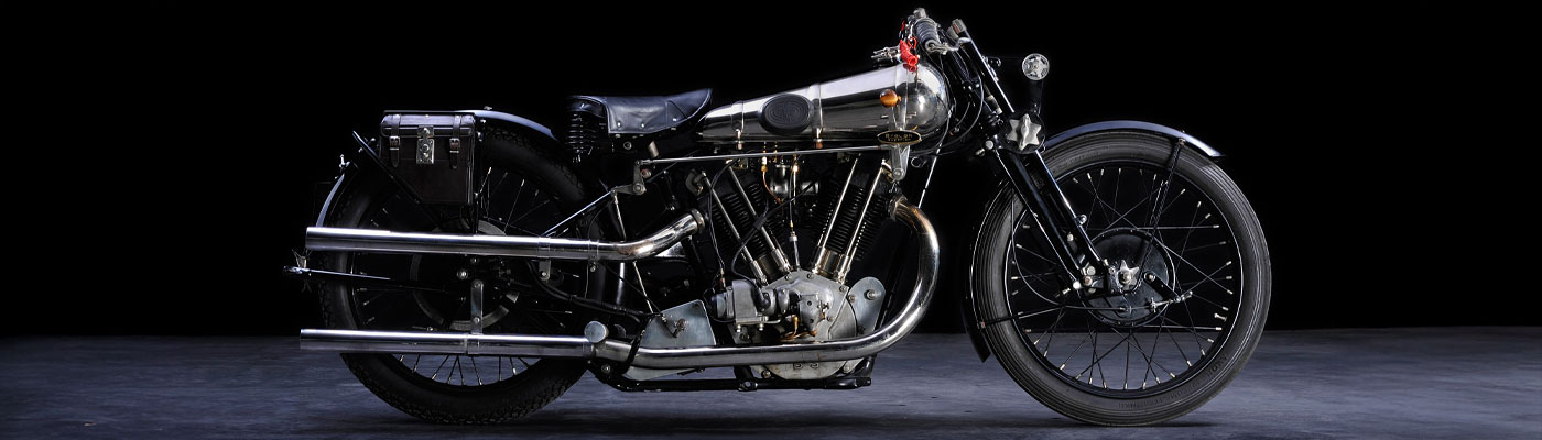 Brough Superior | ブラフシューペリア : ブラフシューペリアの名を世界に刻んだ象徴的モデル「S.S.100」。伝統美と最新技術が融合した至高の一台が、妥協なき理想を現代に映し出す。