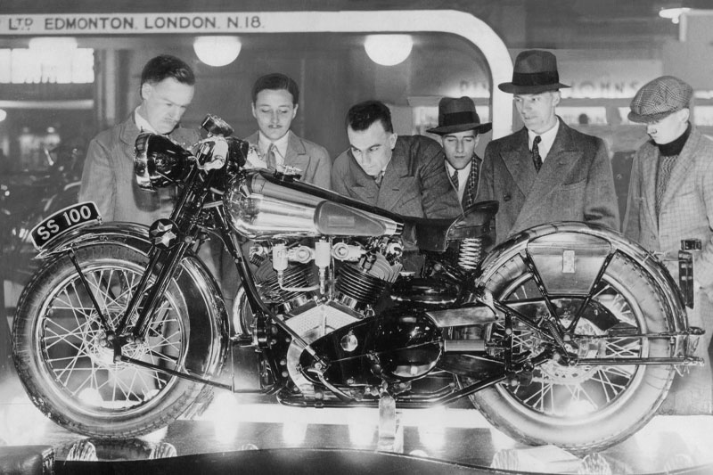 Brough Superior | ブラフシューペリア : ブラフシューペリアの名を世界に刻んだ象徴的モデル「S.S.100」。伝統美と最新技術が融合した至高の一台が、妥協なき理想を現代に映し出す。