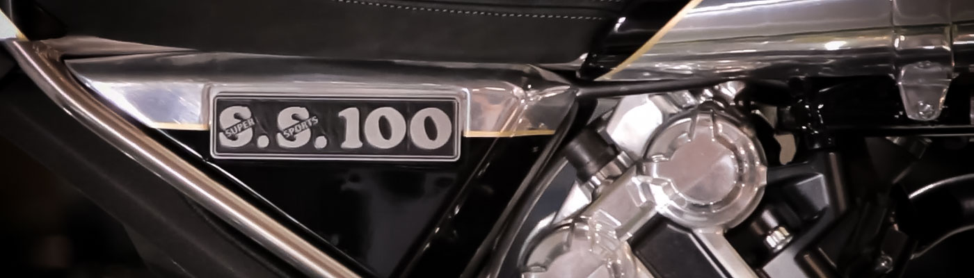 Brough Superior | ブラフシューペリア : ブラフシューペリアの名を世界に刻んだ象徴的モデル「S.S.100」。伝統美と最新技術が融合した至高の一台が、妥協なき理想を現代に映し出す。