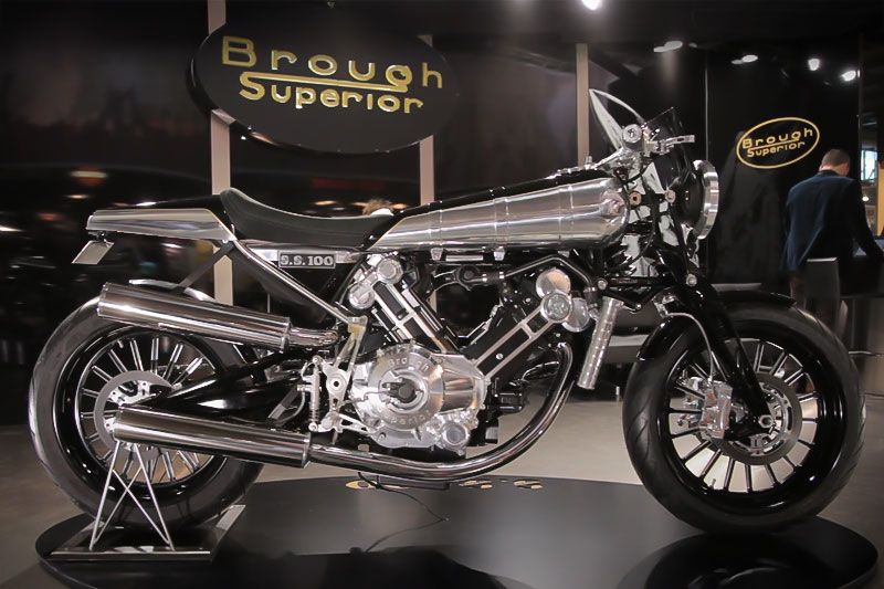 Brough Superior | ブラフシューペリア : ブラフシューペリアの名を世界に刻んだ象徴的モデル「S.S.100」。伝統美と最新技術が融合した至高の一台が、妥協なき理想を現代に映し出す。