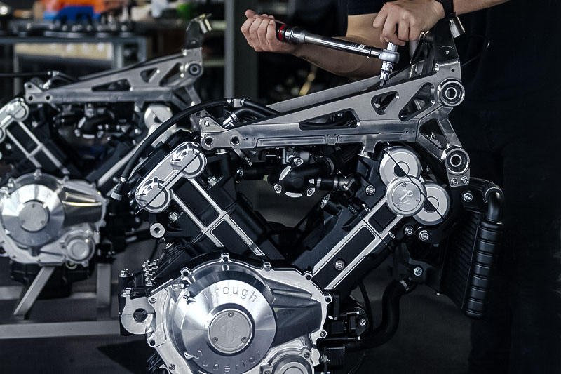 Brough Superior | ブラフシューペリア : ブラフシューペリアの名を世界に刻んだ象徴的モデル「S.S.100」。伝統美と最新技術が融合した至高の一台が、妥協なき理想を現代に映し出す。