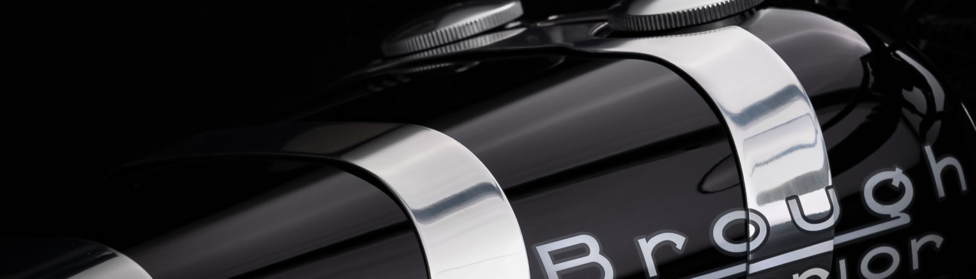 Brough Superior | ブラフシューペリア : ブラフシューペリアの名を世界に刻んだ象徴的モデル「S.S.100」。伝統美と最新技術が融合した至高の一台が、妥協なき理想を現代に映し出す。