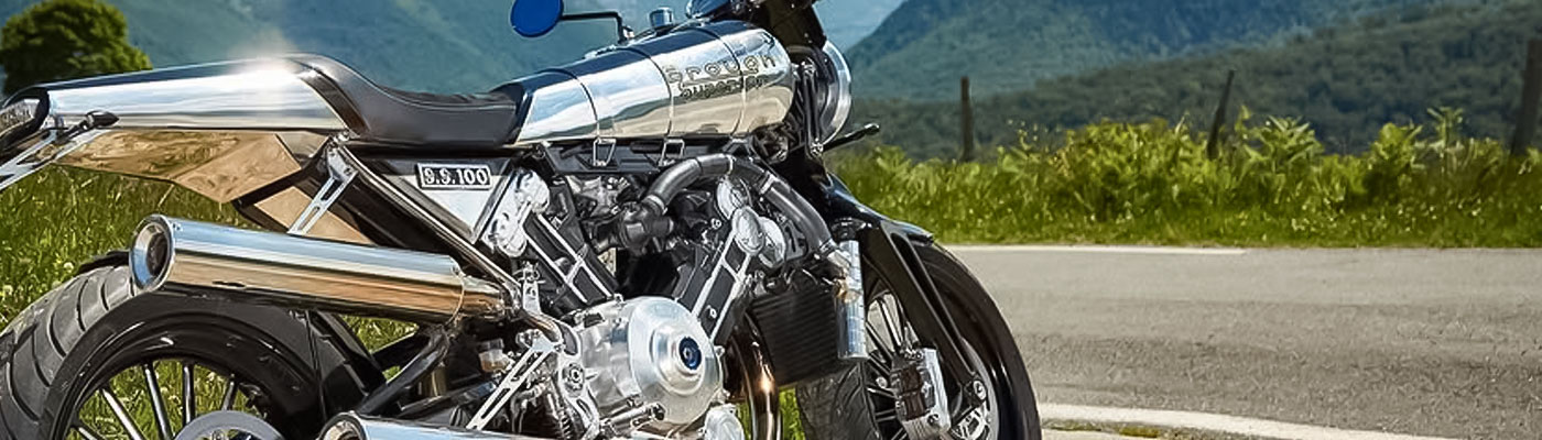 Brough Superior | ブラフシューペリア : ブラフシューペリアの名を世界に刻んだ象徴的モデル「S.S.100」。伝統美と最新技術が融合した至高の一台が、妥協なき理想を現代に映し出す。