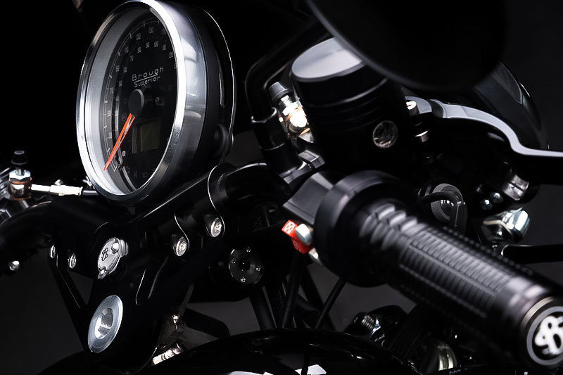 Brough Superior | ブラフシューペリア : ブラフシューペリアの名を世界に刻んだ象徴的モデル「S.S.100」。伝統美と最新技術が融合した至高の一台が、妥協なき理想を現代に映し出す。