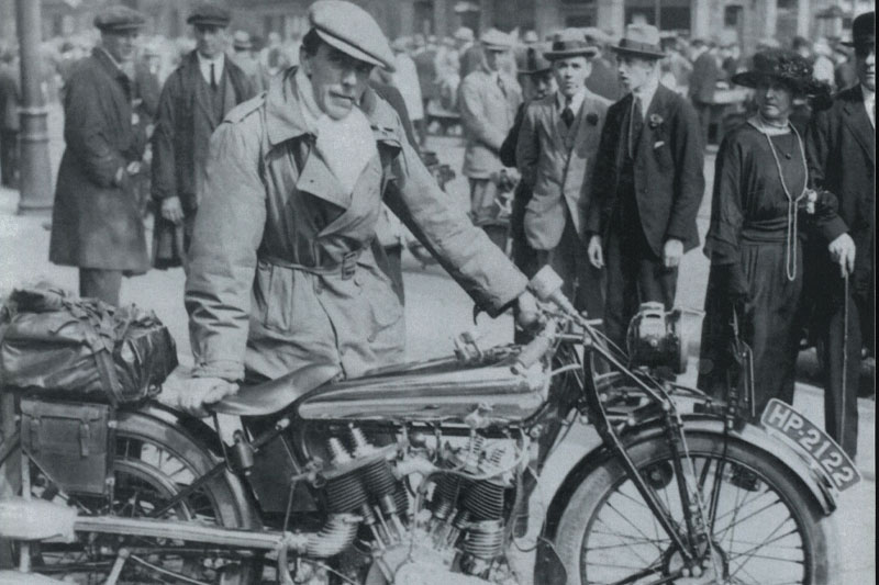 Brough Superior | ブラフシューペリア : ブラフシューペリアの名を世界に刻んだ象徴的モデル「S.S.100」。伝統美と最新技術が融合した至高の一台が、妥協なき理想を現代に映し出す。
