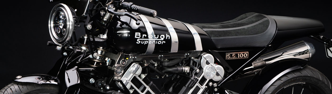 Brough Superior | ブラフシューペリア : ブラフシューペリアの名を世界に刻んだ象徴的モデル「S.S.100」。伝統美と最新技術が融合した至高の一台が、妥協なき理想を現代に映し出す。