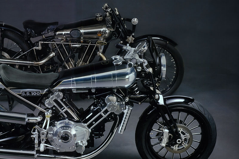 Brough Superior | ブラフシューペリア : ブラフシューペリアの名を世界に刻んだ象徴的モデル「S.S.100」。伝統美と最新技術が融合した至高の一台が、妥協なき理想を現代に映し出す。