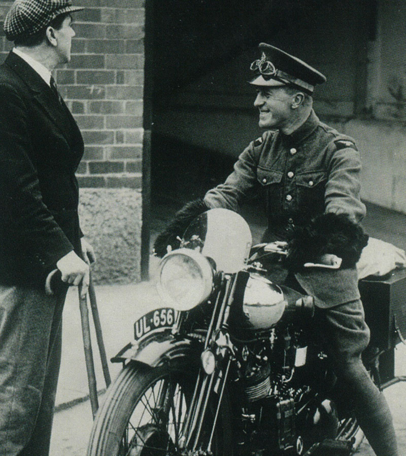 Brough Superior | ブラフシューペリア : T.E.ロレンス。S.S.100との深い絆により、速さと美しさを兼ね備えた愛機は自由への憧れを体現した。