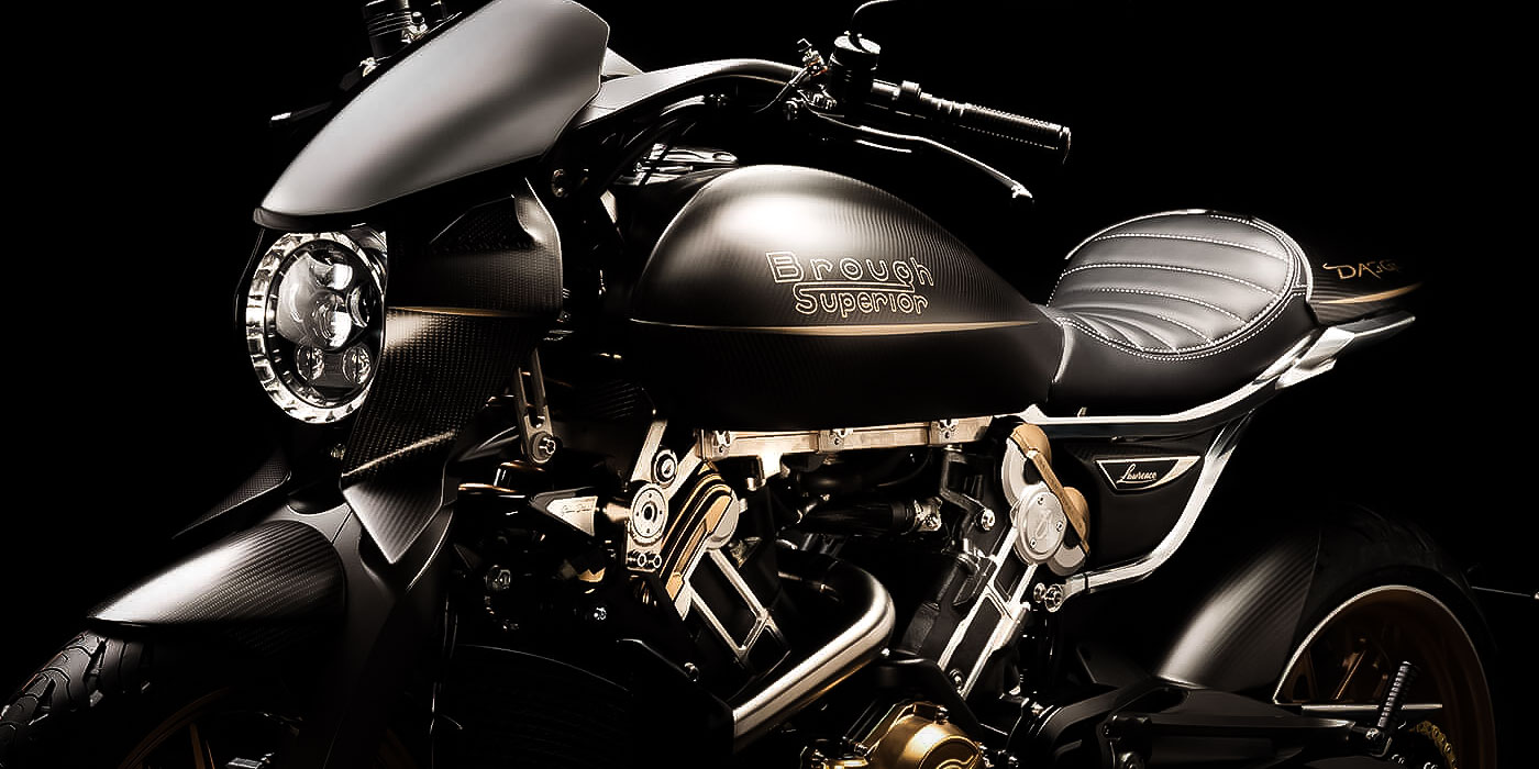 Brough Superior | ブラフシューペリア : ダガー。チタンやカーボンを惜しみなく用い、鋭利な美しさと圧倒的な走行性能を宿した唯一無二のスポーツモデル。