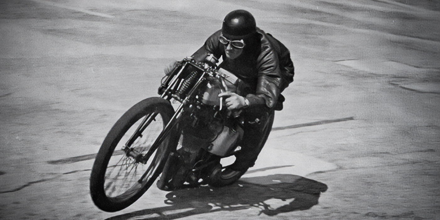 Brough Superior | ブラフシューペリア : ノエル ポープ。1939年ブロックランズで200km超のラップレコードを樹立し、品格ある速さを象徴したブランドの英雄。