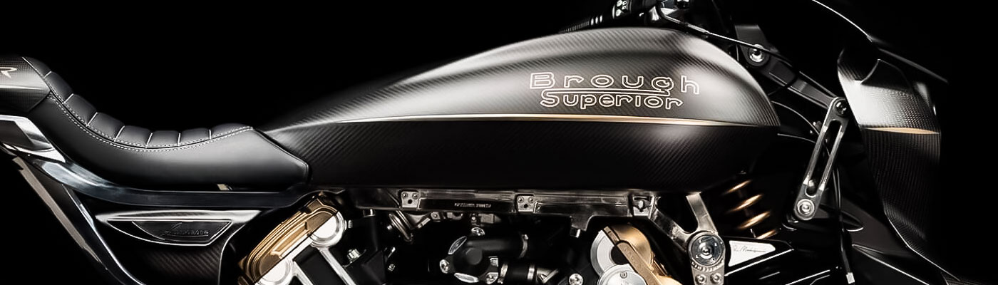 Brough Superior | ブラフシューペリア : ダガー。チタンやカーボンを惜しみなく用い、鋭利な美しさと圧倒的な走行性能を宿した唯一無二のスポーツモデル。