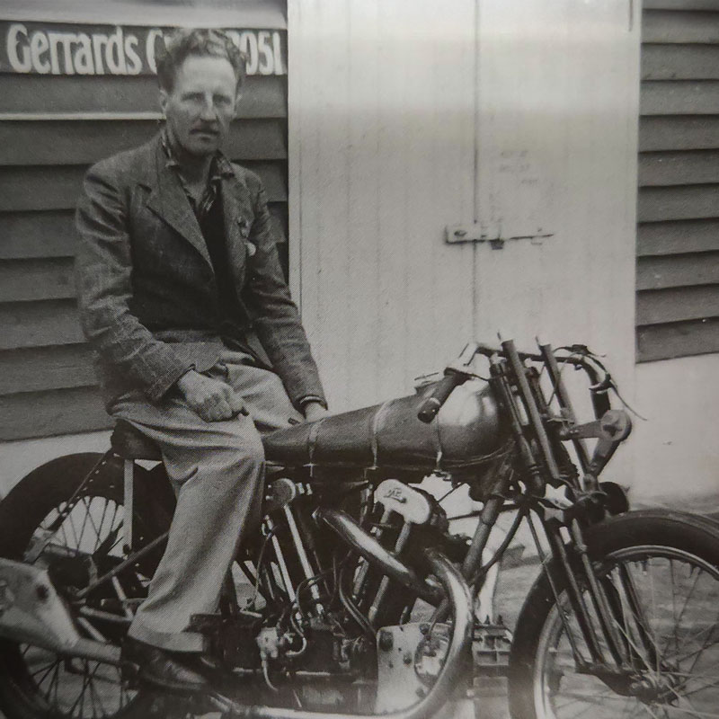 Brough Superior | ブラフシューペリア : ノエル ポープ。1939年ブロックランズで200km超のラップレコードを樹立し、品格ある速さを象徴したブランドの英雄。