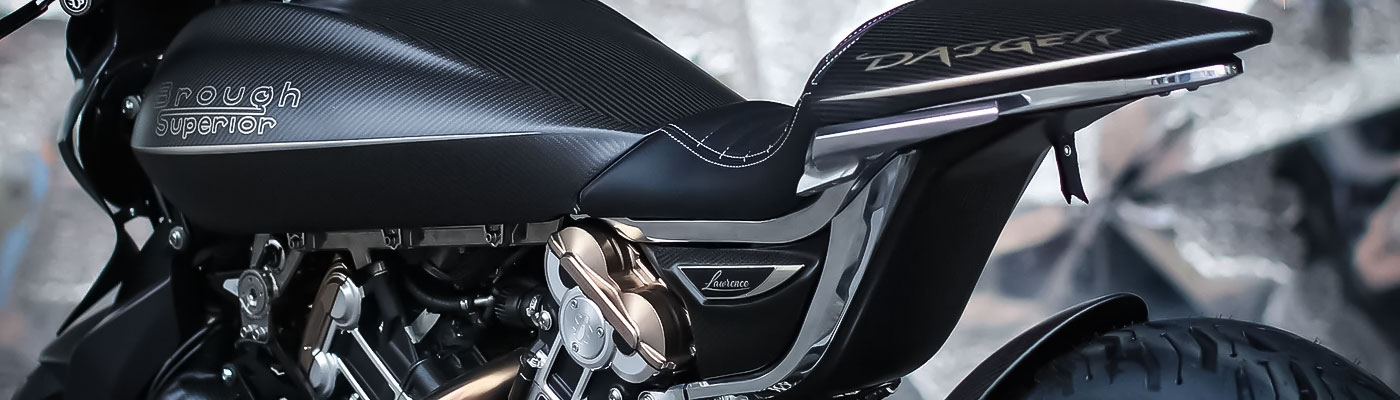 Brough Superior | ブラフシューペリア : ダガー。チタンやカーボンを惜しみなく用い、鋭利な美しさと圧倒的な走行性能を宿した唯一無二のスポーツモデル。