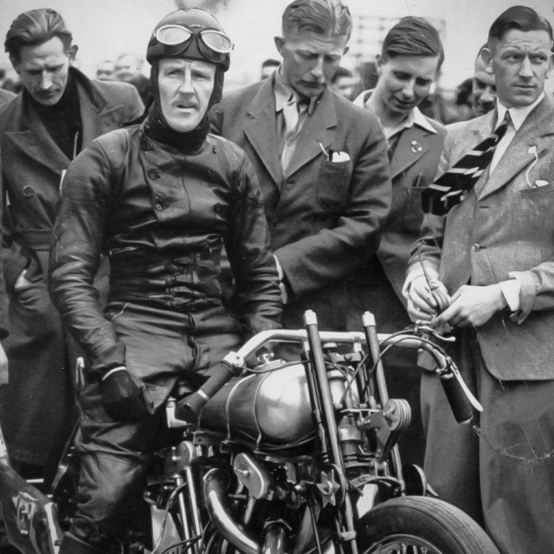 Brough Superior | ブラフシューペリア : ノエル ポープ。1939年ブロックランズで200km超のラップレコードを樹立し、品格ある速さを象徴したブランドの英雄。