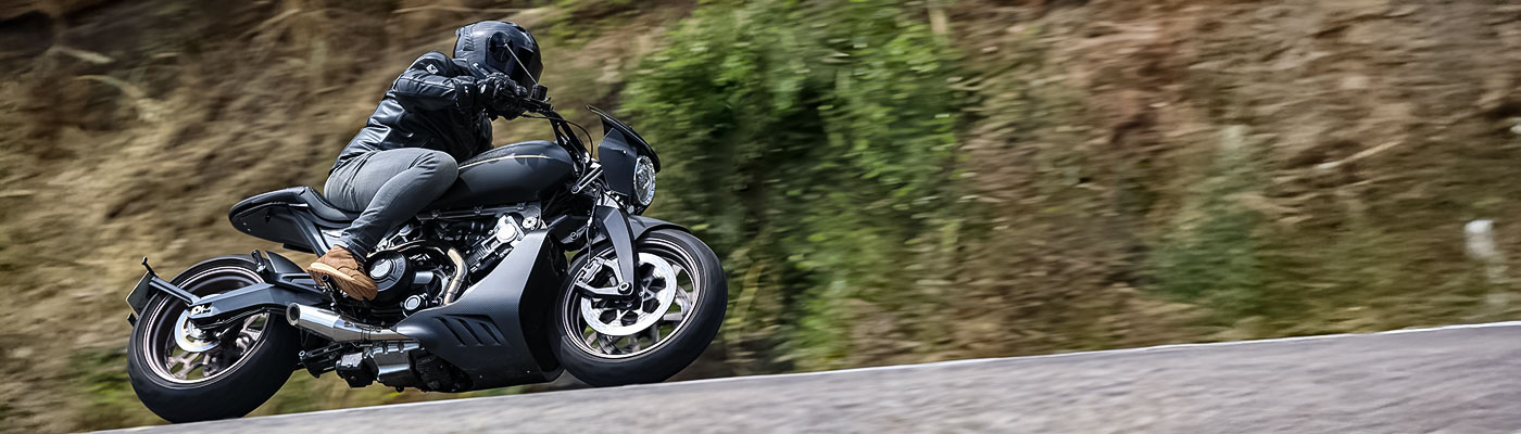 Brough Superior | ブラフシューペリア : ダガー。チタンやカーボンを惜しみなく用い、鋭利な美しさと圧倒的な走行性能を宿した唯一無二のスポーツモデル。