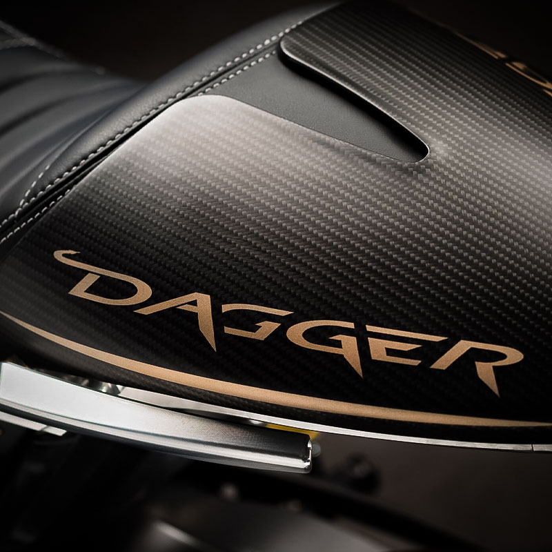 Brough Superior | ブラフシューペリア : ダガー。チタンやカーボンを惜しみなく用い、鋭利な美しさと圧倒的な走行性能を宿した唯一無二のスポーツモデル。