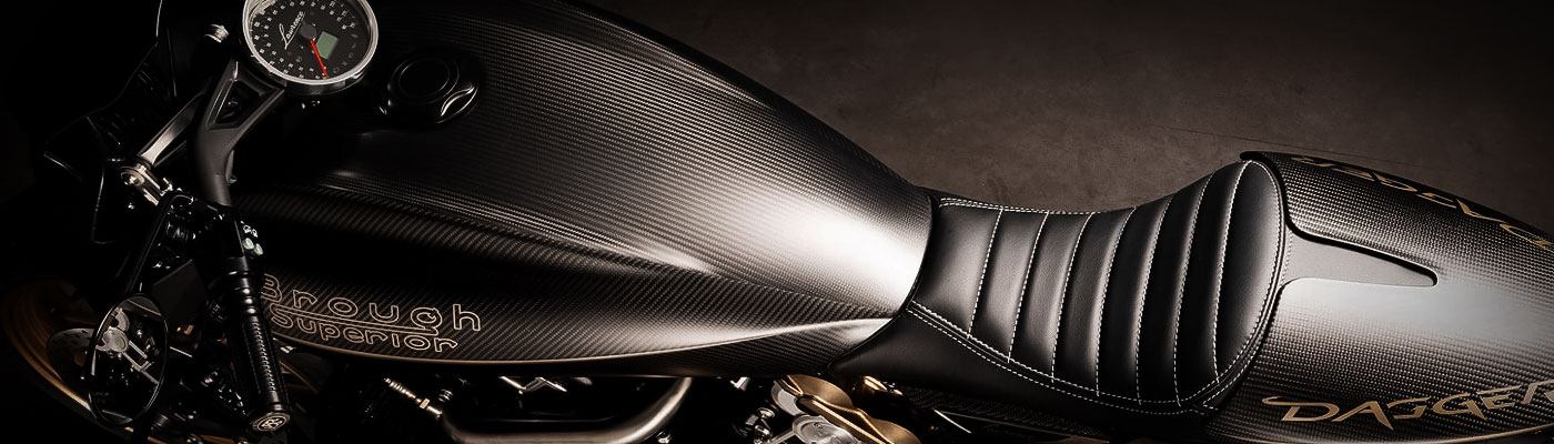 Brough Superior | ブラフシューペリア : ダガー。チタンやカーボンを惜しみなく用い、鋭利な美しさと圧倒的な走行性能を宿した唯一無二のスポーツモデル。