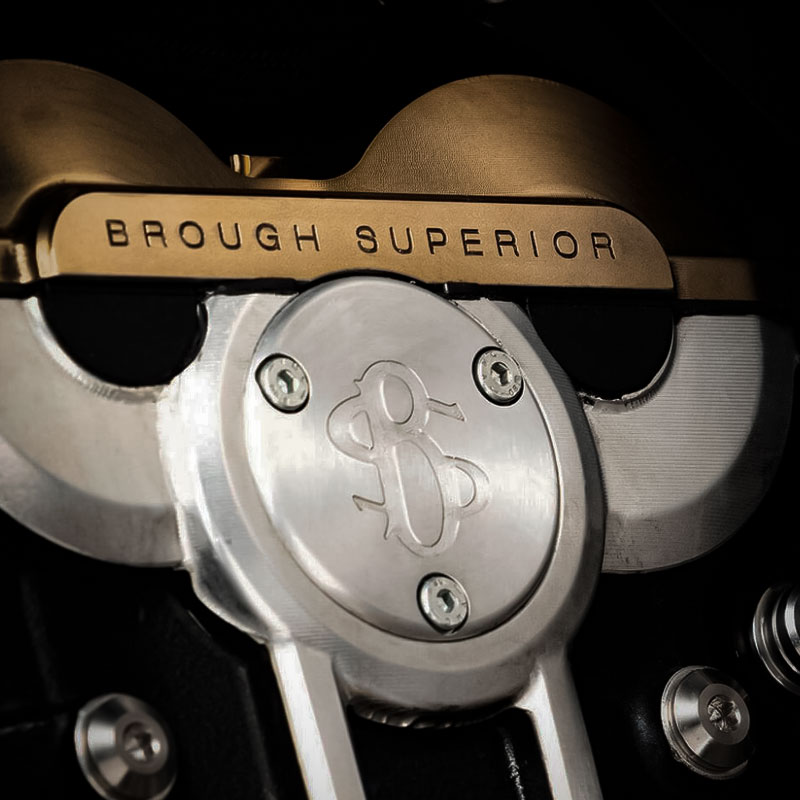 Brough Superior | ブラフシューペリア : ダガー。チタンやカーボンを惜しみなく用い、鋭利な美しさと圧倒的な走行性能を宿した唯一無二のスポーツモデル。