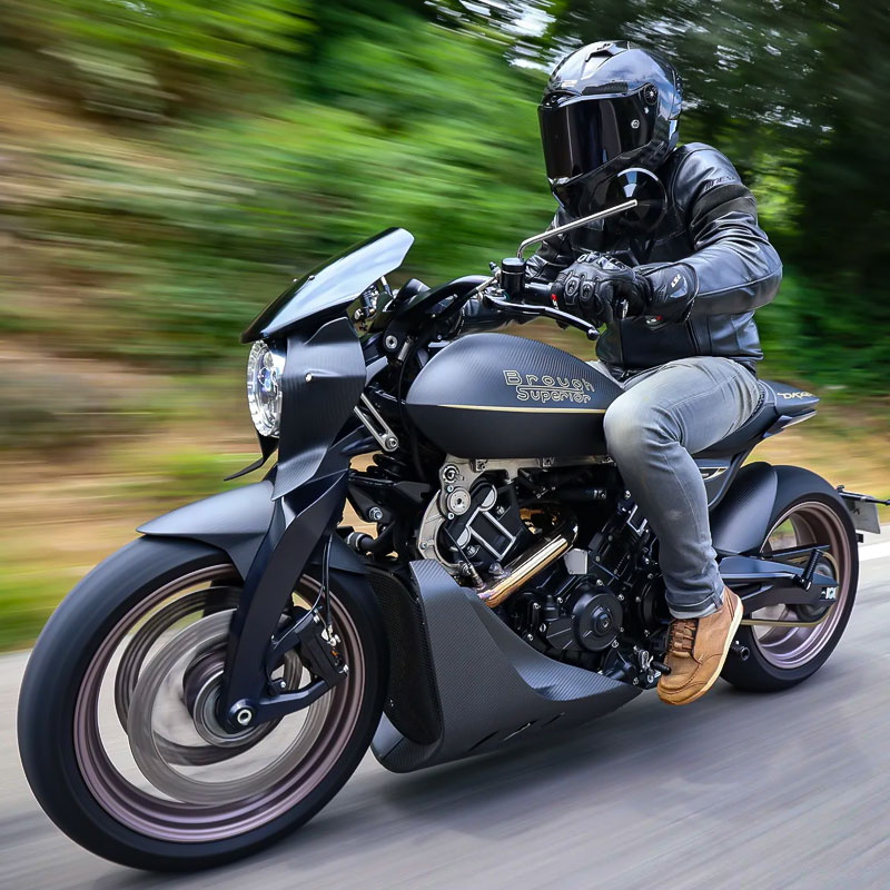 Brough Superior | ブラフシューペリア : ダガー。チタンやカーボンを惜しみなく用い、鋭利な美しさと圧倒的な走行性能を宿した唯一無二のスポーツモデル。