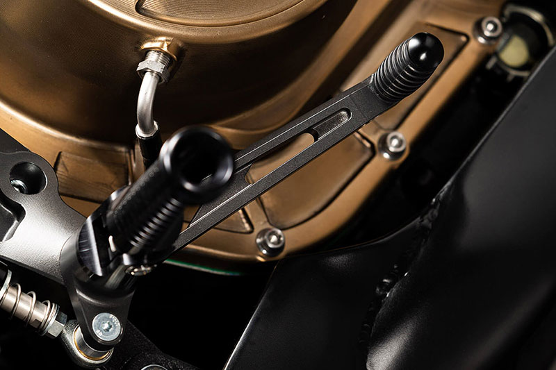 Brough Superior | ブラフシューペリア : ダガー。チタンやカーボンを惜しみなく用い、鋭利な美しさと圧倒的な走行性能を宿した唯一無二のスポーツモデル。