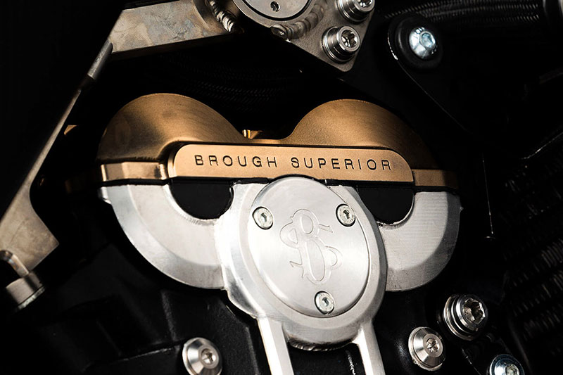 Brough Superior | ブラフシューペリア : ダガー。チタンやカーボンを惜しみなく用い、鋭利な美しさと圧倒的な走行性能を宿した唯一無二のスポーツモデル。
