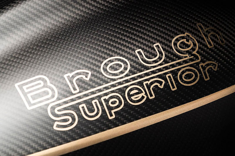 Brough Superior | ブラフシューペリア : ダガー。チタンやカーボンを惜しみなく用い、鋭利な美しさと圧倒的な走行性能を宿した唯一無二のスポーツモデル。