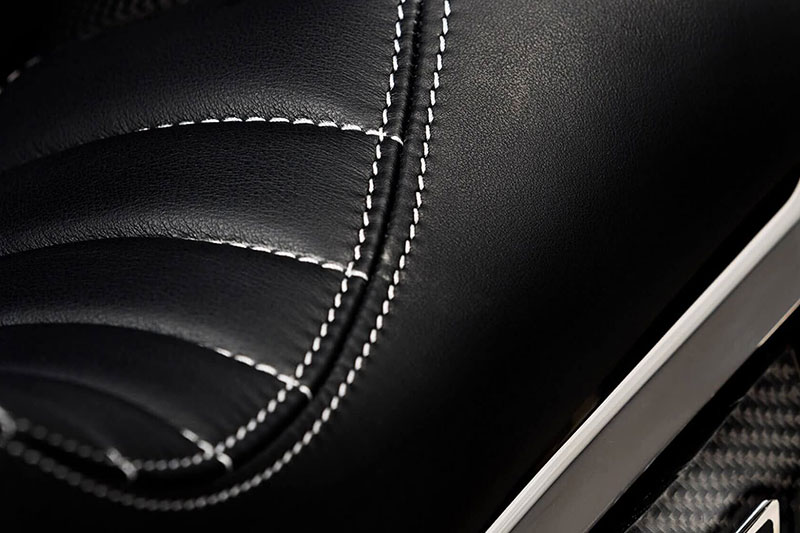 Brough Superior | ブラフシューペリア : ダガー。チタンやカーボンを惜しみなく用い、鋭利な美しさと圧倒的な走行性能を宿した唯一無二のスポーツモデル。