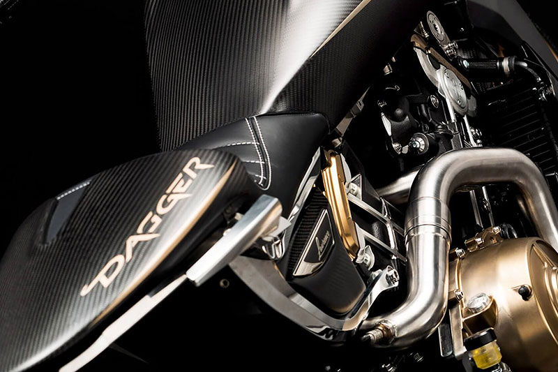 Brough Superior | ブラフシューペリア : ダガー。チタンやカーボンを惜しみなく用い、鋭利な美しさと圧倒的な走行性能を宿した唯一無二のスポーツモデル。