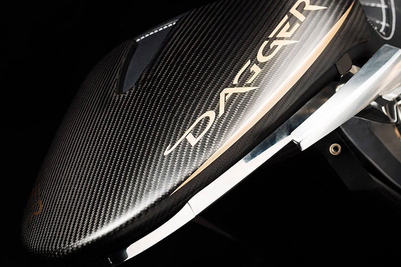 Brough Superior | ブラフシューペリア : ダガー。チタンやカーボンを惜しみなく用い、鋭利な美しさと圧倒的な走行性能を宿した唯一無二のスポーツモデル。