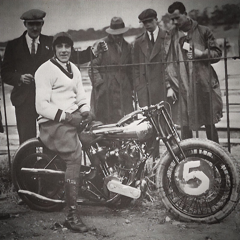 Brough Superior | ブラフシューペリア : ジョージ ブラフ。1920年代にブランドを創業し、二輪のロールスロイスと称された名車を世に送り出した伝説の創始者。