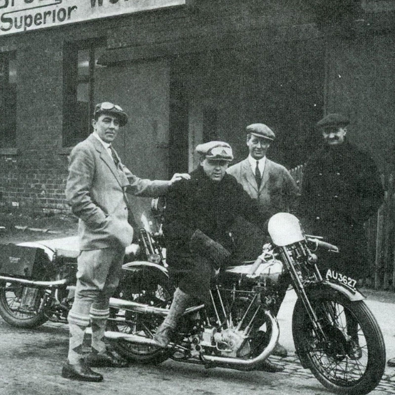 Brough Superior | ブラフシューペリア : ジョージ ブラフ。1920年代にブランドを創業し、二輪のロールスロイスと称された名車を世に送り出した伝説の創始者。