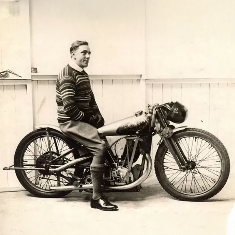Brough Superior | ブラフシューペリア : ジョージ ブラフ。1920年代にブランドを創業し、二輪のロールスロイスと称された名車を世に送り出した伝説の創始者。