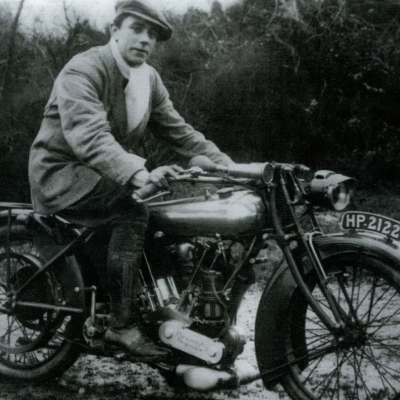 Brough Superior | ブラフシューペリア : ジョージ ブラフ。1920年代にブランドを創業し、二輪のロールスロイスと称された名車を世に送り出した伝説の創始者。