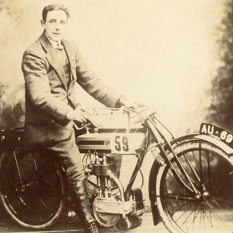 Brough Superior | ブラフシューペリア : ジョージ ブラフ。1920年代にブランドを創業し、二輪のロールスロイスと称された名車を世に送り出した伝説の創始者。