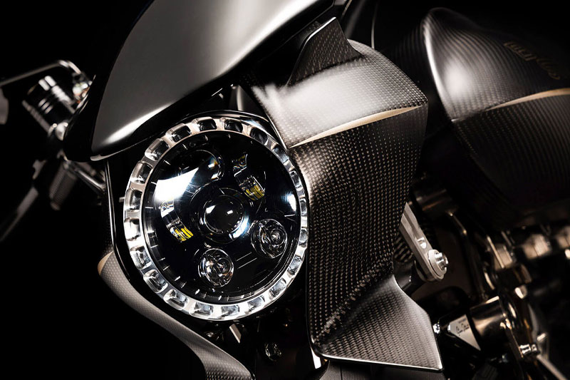 Brough Superior | ブラフシューペリア : ダガー。チタンやカーボンを惜しみなく用い、鋭利な美しさと圧倒的な走行性能を宿した唯一無二のスポーツモデル。